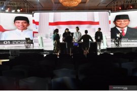 Peneliti muda nobar dan diskusi debat Pilpres nanti malam