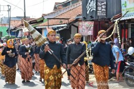 Pusaka Tombak Abirawa dikirab keliling kota Batang