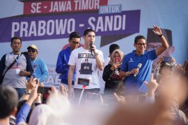 Sandiaga Uno- Al Ghazali duet "Hadapi dengan senyuman"
