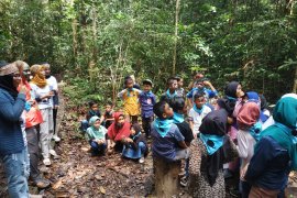 WWF dan relawan ajarkan anak lestarikan alam