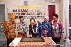 Bupati HSS resmikan asrama putri HSS di Malang