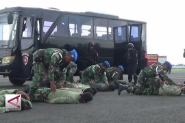 TNI-AU turunkan paksa &lsquo;pesawat asing&rsquo;di Lanud Iswahjudi