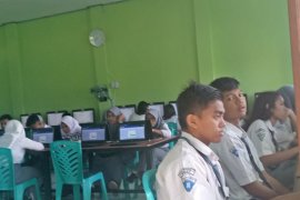Kemendikbud pantau UNBK SMA di Mimika