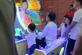 Jalan dengan cucu, cara Jokowi refreshing di padatnya jadwal kampanye