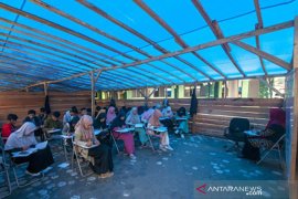 Enam bulan kuliah di tenda darurat Page 2 Small