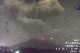Gunung Agung meletus, abunya capai 2.000 meter
