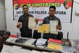 Polisi Jayapura tangkap dua pelaku pembuat ijazah palsu