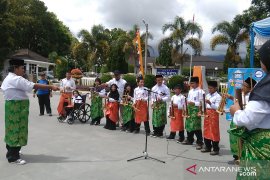 Penyandang sindrom down dan autis unjuk kemampuan di Jam Gadang