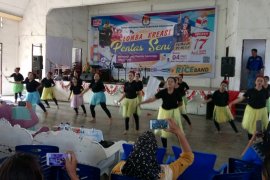 Pemilih pemula lenggak-lenggok di pentas seni KPU Simalungun