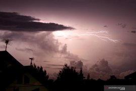 Lima warga disambar petir, satu meninggal dunia