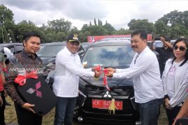 Bupati Gianyar serahkan kendaraan operasional ke desa