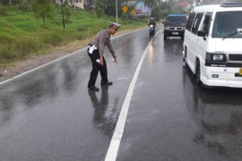 Pengendara motor tewas tertabrak truk tronton saat menyalip angkot di Jalan Padang-Solok
