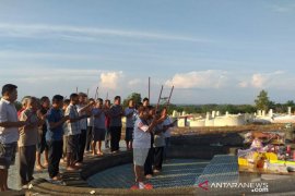Warga Tionghoa di Belitung sembahyang bersama pada puncak perayaan Cheng Beng