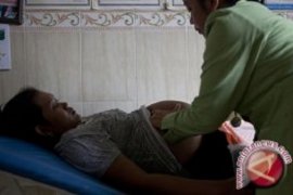 Jasa dukun beranak masih laku di Kampar