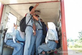 Dibantu BPBD, Siswa SMAN 1 Sangatta Selatan Trobos Banjir Untuk Ikuti UNBK