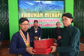 Keraton Yogyakarta serahkan "ubo rampe" labuhan Gunung Merapi