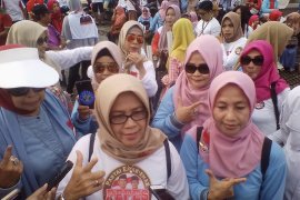 Emak-emak Prabowo-Sandi Kalsel gelar jalan sehat