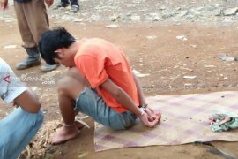 Suami istri tewas dan kritis dibacok tetangga