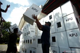Mobil pengangkut surat suara pilpres/DPR terbakar