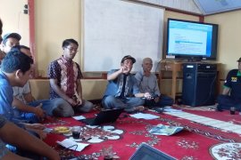 Lelang getah pinus perdana di Nagari Simarasok