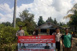 Polsek Bakam pasang spanduk ajakan ke TPS di setiap desa