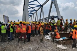 Jembatan jalur ganda kereta api di Kertosono Nganjuk segera digeser