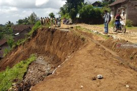Jalan ambles terseret longsor,  tujuh keluarga di Tulungagung diungsikan (Video)