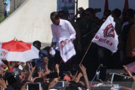 Jokowi sedang membagi kaos kepada lautan manusia di Lapangan Sitarda Kupang Page 1 Small