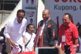 Jokowi bagi kaos saat kampanye akbar Pilpres 2019 di Kupang Page 1 Small