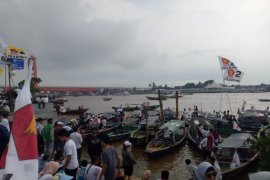 Ribuan peserta kampanye akbar Prabowo datang naik perahu