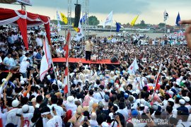 Prabowo sampaikan orasi politik pada kampanye akbar di Palembang Page 2 Small