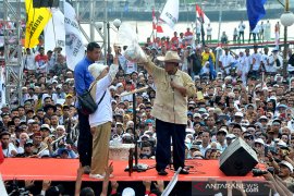 Prabowo sampaikan orasi politik pada kampanye akbar di Palembang Page 5 Small