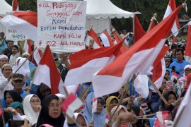 Sandiaga sapa pendukung di tengah hujan di Singaraja