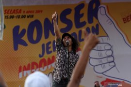 Slank salah satu grup musik utama yang tampil dalam "Konser Putih Bersatu"