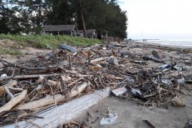 FKH encounters Batakan beach not clean enough
