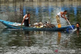 MEMBERSIHKAN SAMPAH DI OBJEK WISATA Page 1 Small