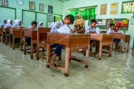 Siswa ikuti ujian saat banjir
