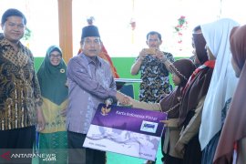 Bupati Sijunjung serahkan 200 KIP, guna untuk kebutuhan sekolah