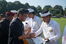 Wawali Denpasar serahkan 238 SK CPNS