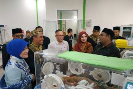 Bayi kembar tiga dihadiahi cincin emas oleh Bupati Aceh Jaya