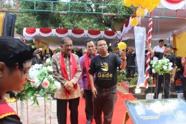 Kumpul sampah di Pohon Pule, dulang emas di Pegadaian
