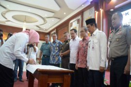 Regent Batola supports eliminating corruption commitment