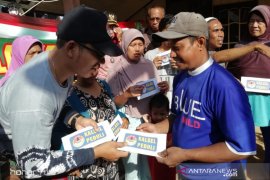 Komunitas Kalsel Peduli dan Mulawarman Peduli bantu korban kebakaran