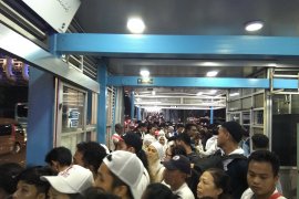 Massa kampanye Jokowi-Ma'ruf padati halte Transjakarta GBK