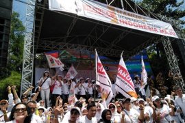 Simpatisan Jokowi dari Partai Hanura gelar panggung hiburan di GBK
