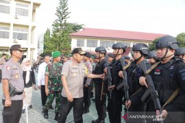 Personel keamanan berjaga di luar area TPS