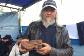 Serpihan bata berhias ditemukan di situs kuno tol Pandaan-Malang