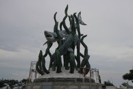 Pembangunan patung Suro dan Boyo