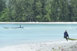 Cuaca jadi pertimbangan warga Pulau Buru mudik dengan feri