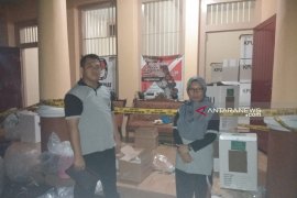 Terkena hujan, puluhan kotak dan ratusan surat suara di Lumajang rusak